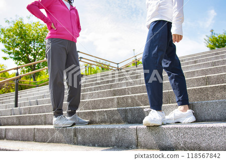 兩名穿著運動服行走的中年婦女 118567842