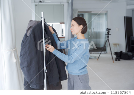 造型師挑選衣服 118567864