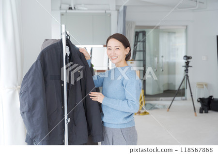 造型師挑選衣服 118567868