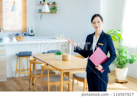 女營業員在房源展廳指導 118567927