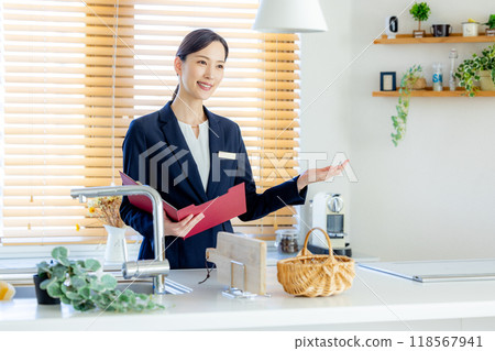 A female salesperson showing a housing exhibition 118567941