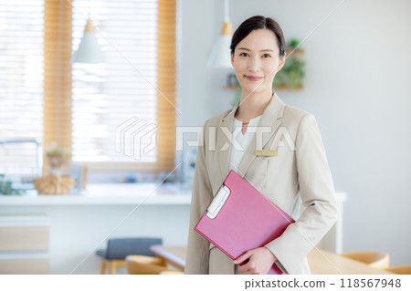 A female salesperson showing a housing exhibition 118567948