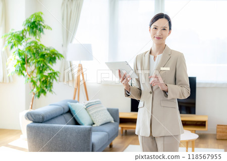 女營業員在房源展廳指導 118567955