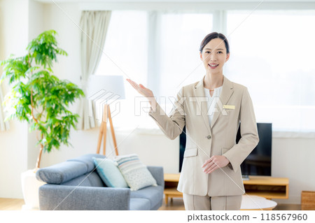 女營業員在房源展廳指導 118567960