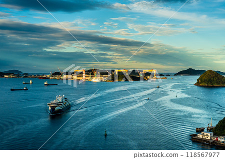 從女神大橋出發的長崎港客船抵達（國家地理解析度）[長崎市] 118567977