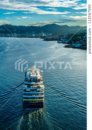 從女神大橋出發的長崎港客船抵達（國家地理解析度）[長崎市] 118567995