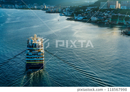 從女神大橋出發的長崎港客船抵達（國家地理解析度）[長崎市] 118567998