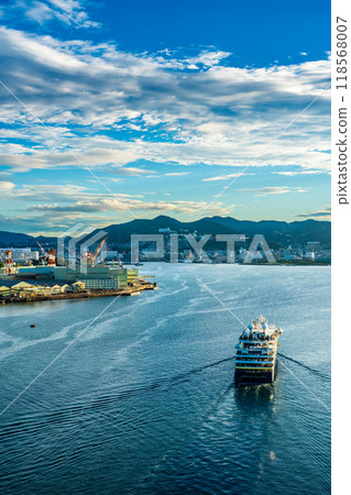 從女神大橋出發的長崎港客船抵達（國家地理解析度）[長崎市] 118568007