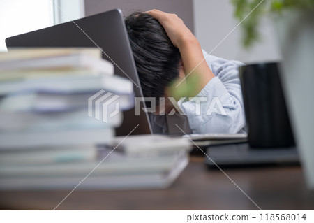 Children lose motivation due to difficult tests such as high school entrance exams, and their grades drop - No face Children lose motivation due to difficult tests such as high school entrance exams, and their grades drop - No face 118568014