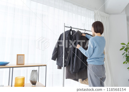 選擇衣服的女人 118568154