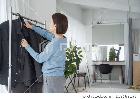 選擇衣服的女人 118568155