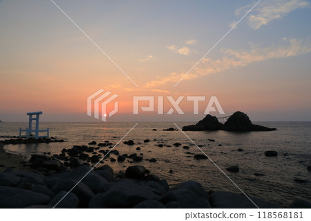 糸島櫻井二見浦的白色鳥居和夫婦岩的夕陽景色 118568181