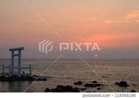 People watching the sun set over the horizon of the Genkai Sea from Futamigaura, Sakurai, Itoshima People watching the sun set over the horizon of the Genkai Sea from Futamigaura, Sakurai, Itoshima 118568186