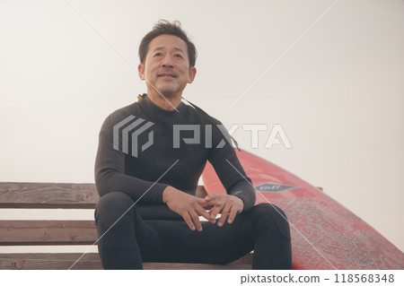 50多歲的日本男子衝浪 50多歲的日本男子衝浪 118568348