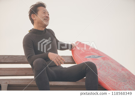 50多歲的日本男子衝浪 50多歲的日本男子衝浪 118568349