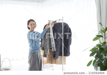 選擇衣服的女人 118568404