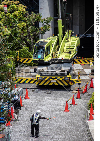 大型公寓大樓維修工地,起重機車將鷹架等臨時建築材料吊至高處。 大型公寓大樓維修工地,起重機車將鷹架等臨時建築材料吊至高處。 118568847