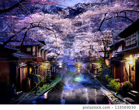 日本傳統街道上盛開的迷人夜櫻花 118569030