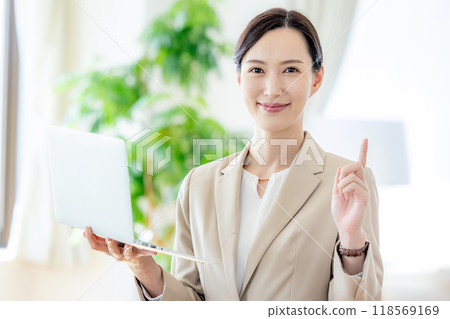 Business woman with a pc 118569169