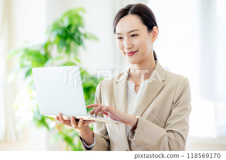 有個人電腦的女商人 118569170