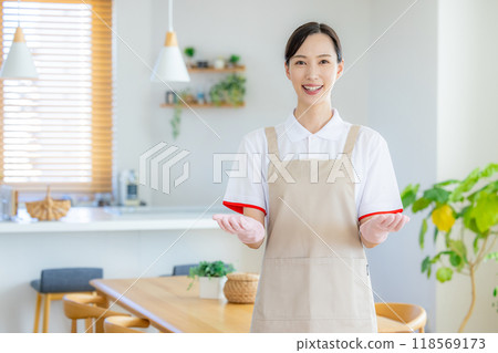 年輕女子在廚房指導 118569173