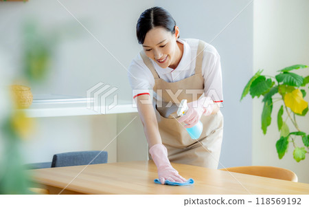 房屋清潔女員工 118569192