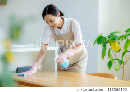 House cleaning female staff House cleaning female staff 118569193