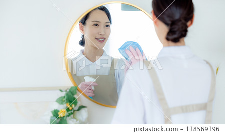 擦鏡子的女人 118569196