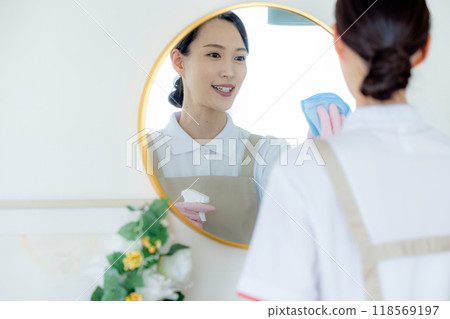 擦鏡子的女人 118569197