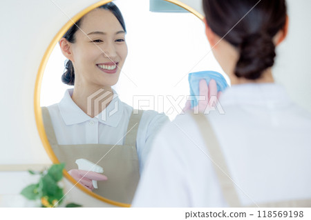 Woman wiping the mirror 118569198