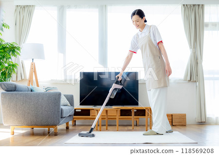 Vacuum cleaner woman 118569208