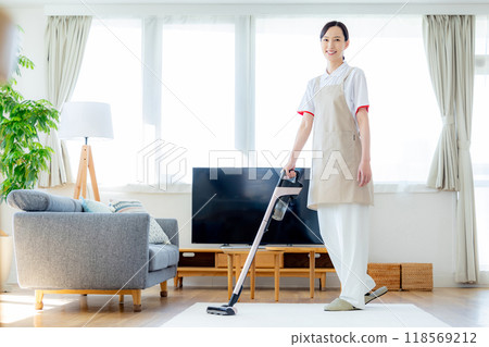 吸塵器的女人 118569212
