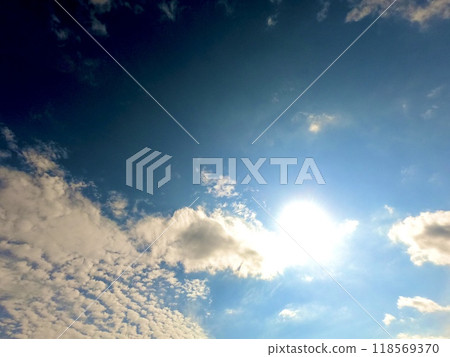 陽光從太陽和雲層的縫隙中照進來 118569370