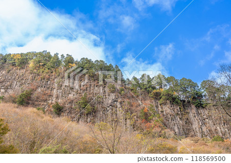 Autumn at Byobuiwa, a rock face with columnar joints in Soni Village, Uda County, Nara Prefecture Autumn at Byobuiwa, a rock face with columnar joints in Soni Village, Uda County, Nara Prefecture 118569500