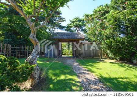 Old Crape Myrtle Tree and Gate, Joshitei, Former Akita Domain Lord Satake Family Villa, Akita City 118569501
