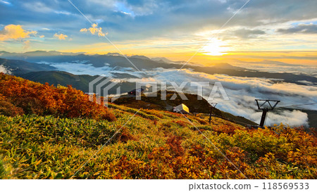 秋天的唐松岳登山：黎明（八方池山莊附近） 118569533