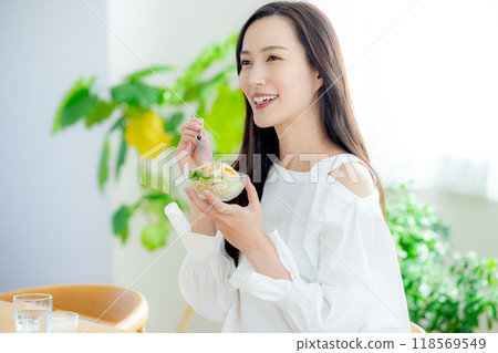 沙拉女人 118569549