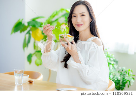 沙拉女人 118569551