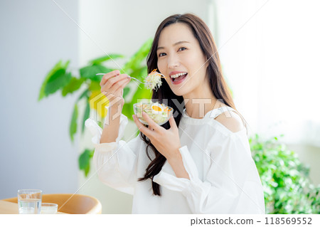 沙拉女人 118569552