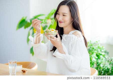 沙拉女人 118569553