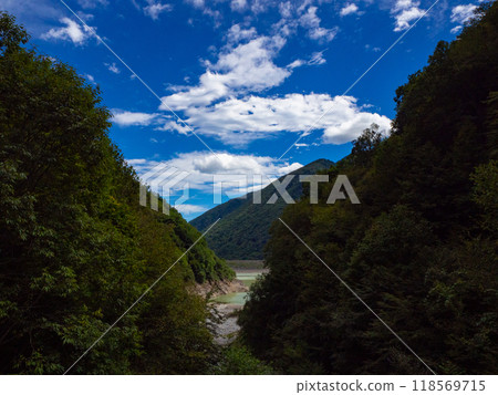 長野縣大町市晴空飄浮的夏日雲彩 長野縣大町市晴空飄浮的夏日雲彩 118569715