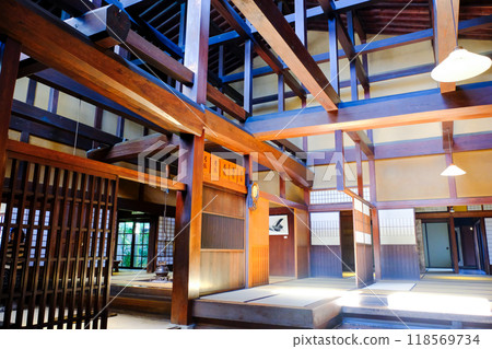 A Japanese-style room with wooden beams and pillars 118569734