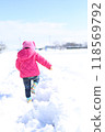 孩子走在雪路上 118569792