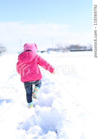 孩子走在雪路上 118569792