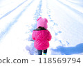 孩子走在雪路上 118569794
