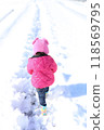 孩子走在雪路上 118569795