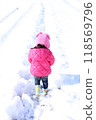 孩子走在雪路上 118569796