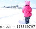 孩子走在雪路上 118569797