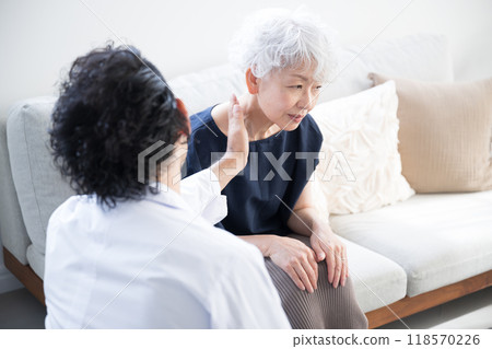 一位醫生和一位老年病患來訪的照片 118570226