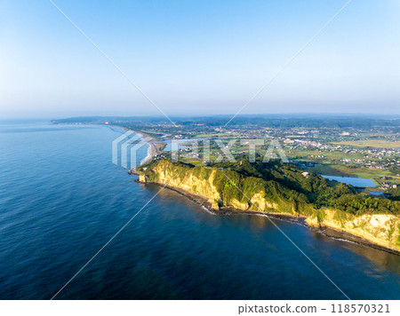 Taito Cape and Taitozaki Lighthouse at dawn. *Katsuura City is in the background (Isumi City, Chiba Prefecture) Taito Cape and Taitozaki Lighthouse at dawn. *Katsuura City is in the background (Isumi City, Chiba Prefecture) 118570321